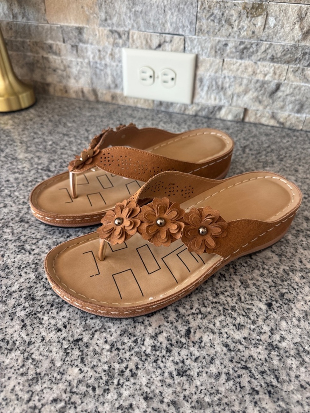 Women's Floral Wedge Thong Sandals in Brown - Size 7.5/8 - NWT